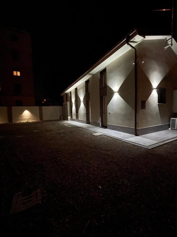 un edificio con luces de noche. en Relais Sacro Cuore en Bolonia