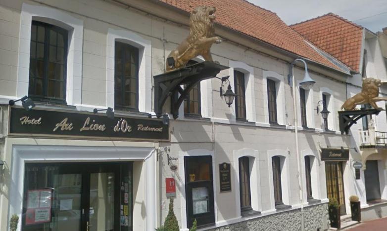 Au Lion d'or في Saint-Pol-sur-Ternoise: مبنى عليه تماثيل دببة