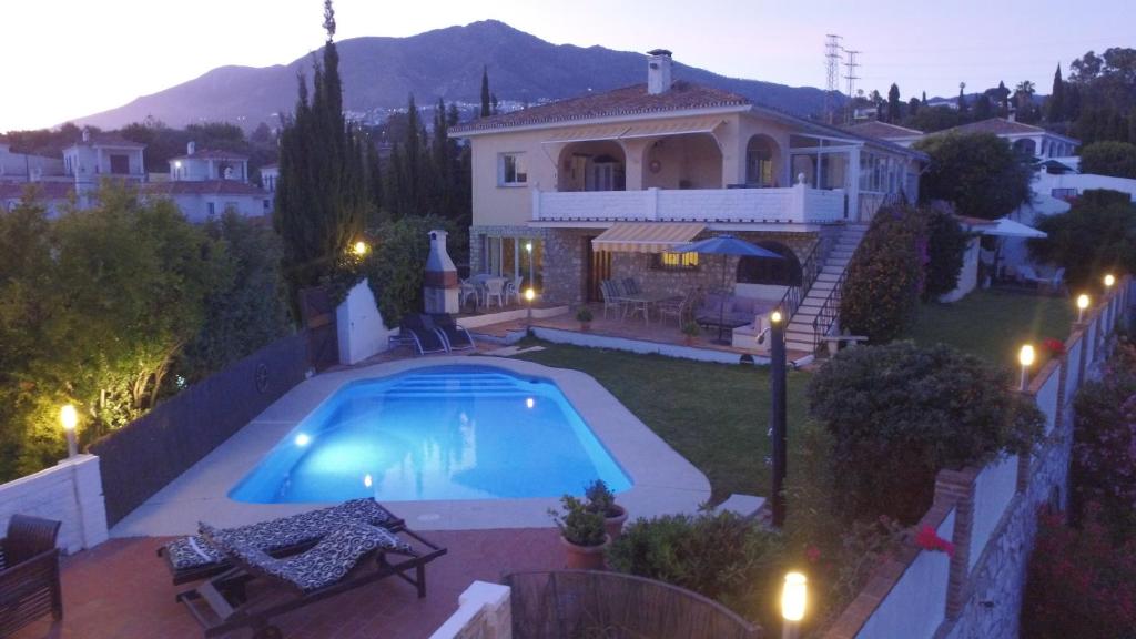 Villa con piscina frente a una casa en Casa Ladera, en Mijas