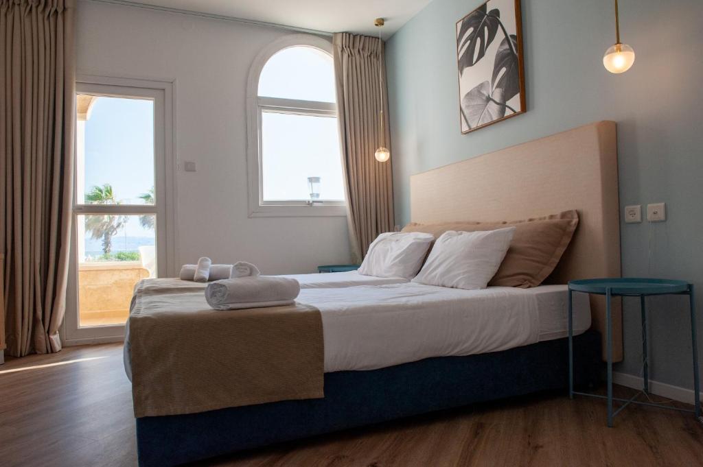 Postel nebo postele na pokoji v ubytování Acco Beach Hotel