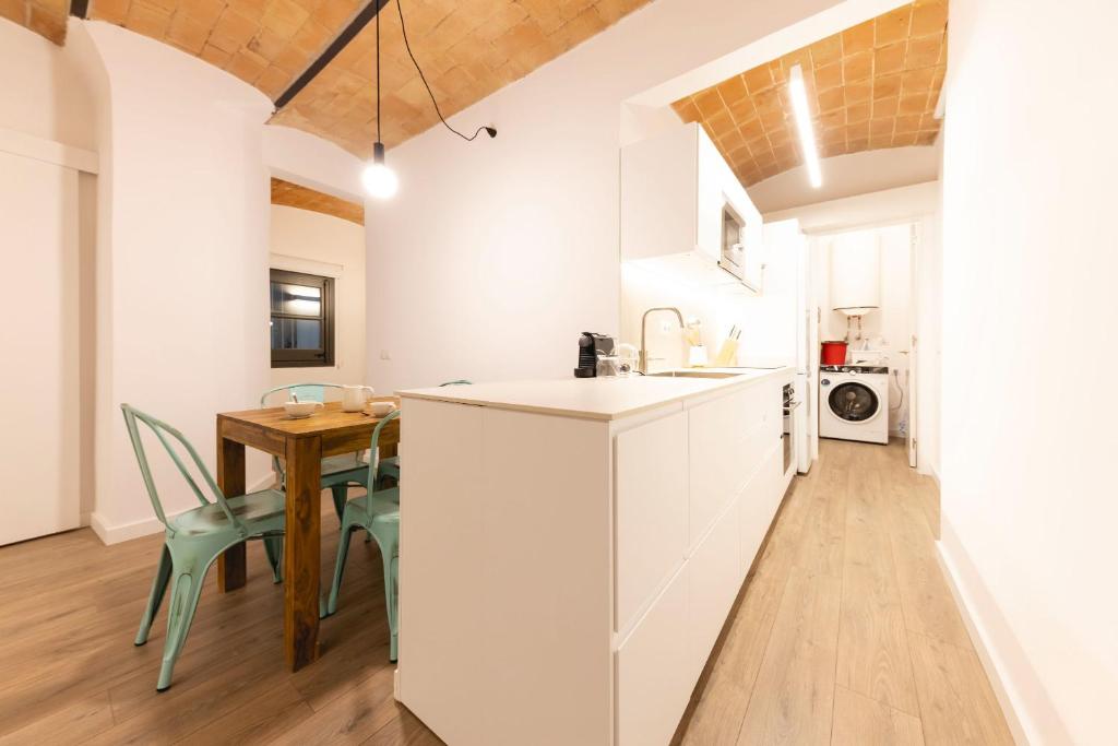 A kitchen or kitchenette at Bravissimo Cort Reial Entresol A