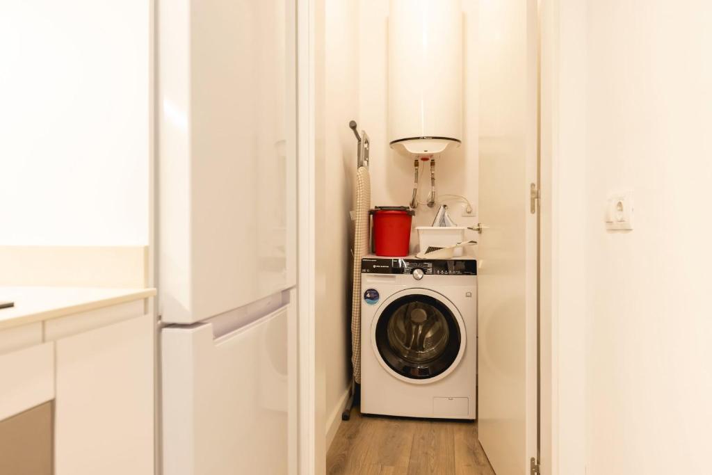 A kitchen or kitchenette at Bravissimo Cort Reial Entresol A