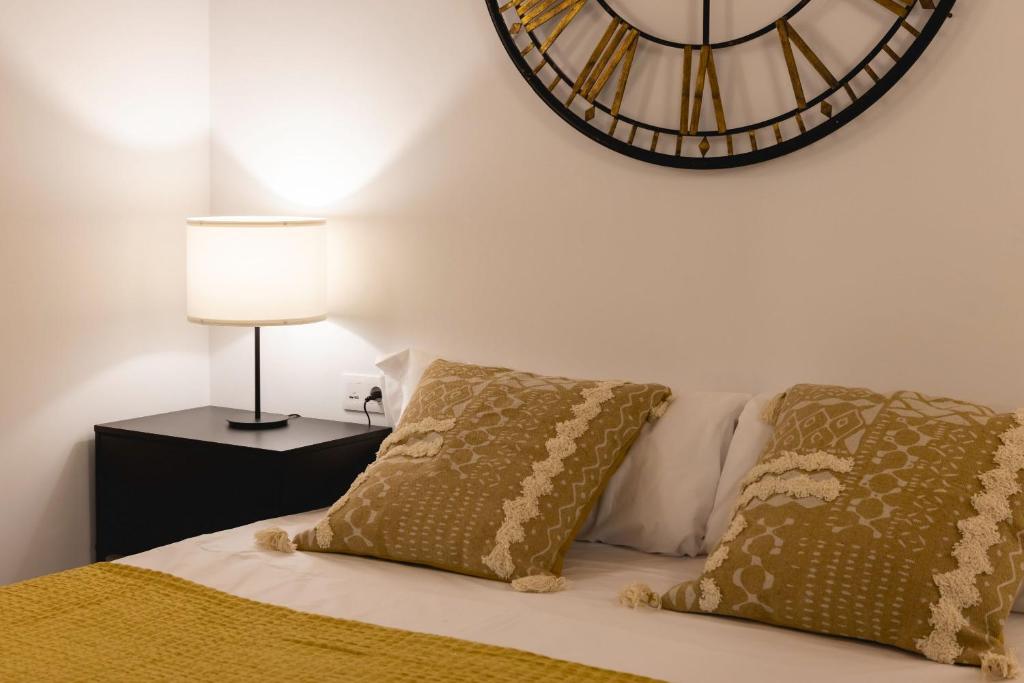 A bed or beds in a room at Bravissimo Cort Reial Entresol A
