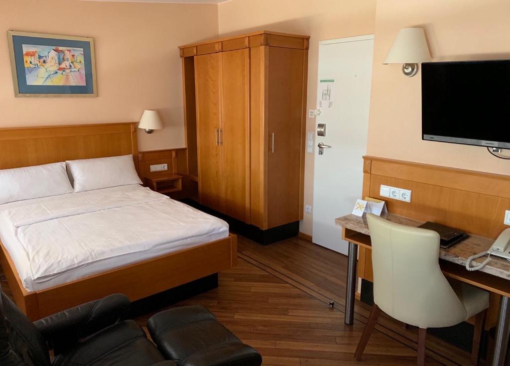 Giường trong phòng chung tại The KRAL - Business Hotel & Serviced Apartments