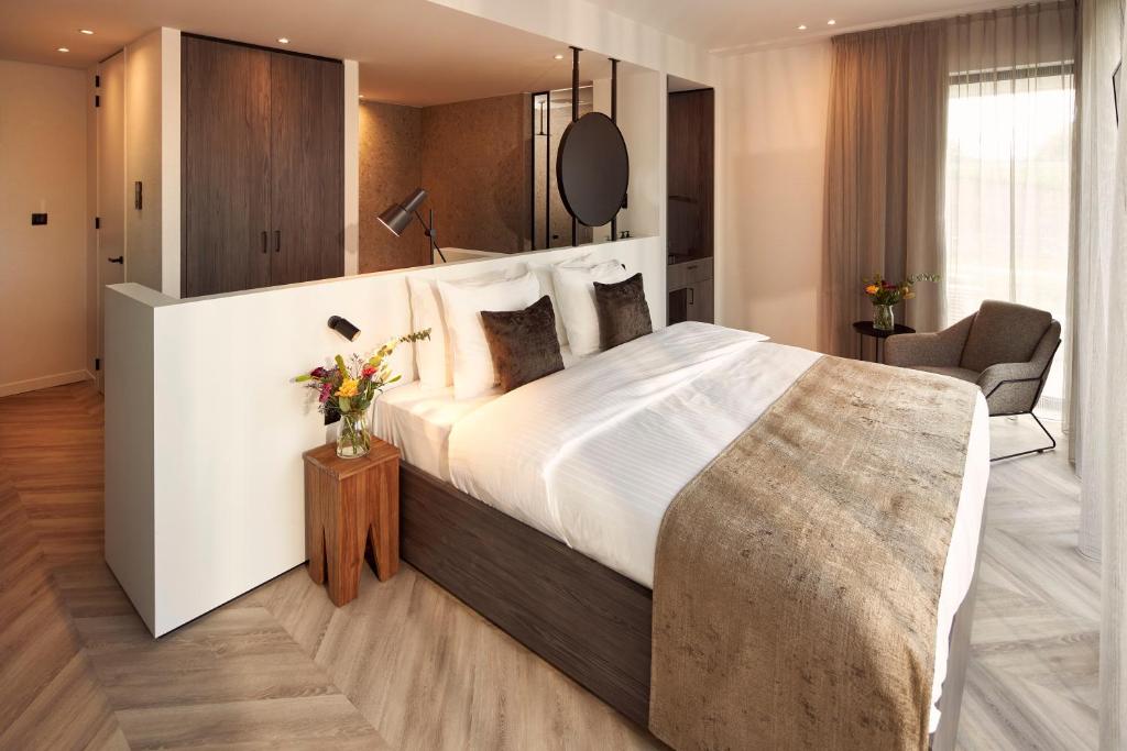 een slaapkamer met een groot bed in een kamer bij Van der Valk Hotel Beveren in Beveren