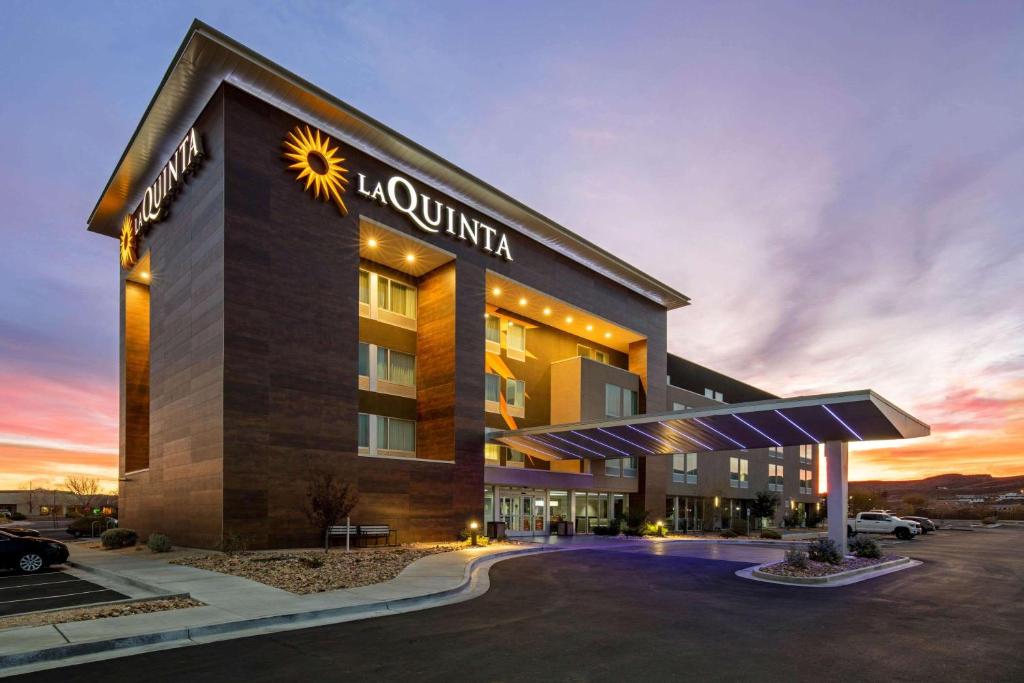 a hotel with a sun sign on the side of a building at La Quinta by Wyndham Kingman in Kingman
