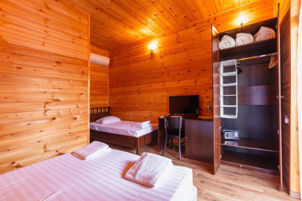Кровать или кровати в номере AMSHIN-Pitsunda