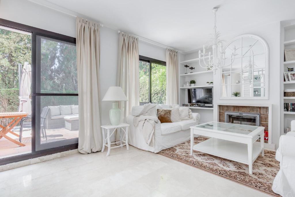 Posedenie v ubytovaní Charming Beachside Townhouse in San Pedro A Lovely Retreat Steps from the Shore