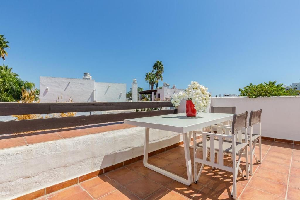 Balkón alebo terasa v ubytovaní Charming Beachside Townhouse in San Pedro A Lovely Retreat Steps from the Shore