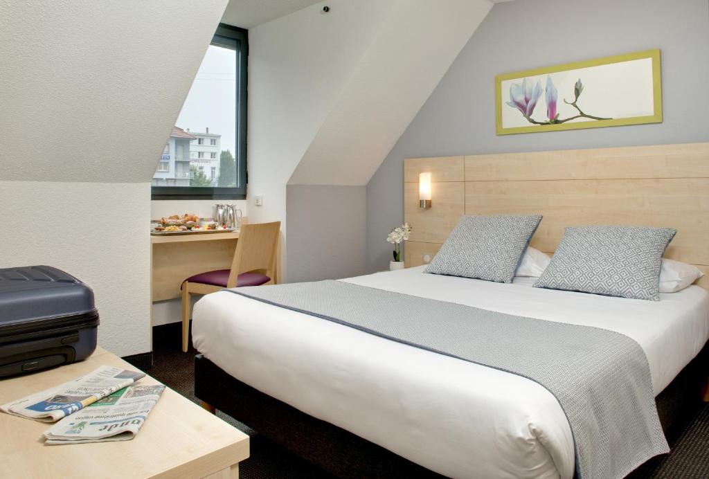 Postel nebo postele na pokoji v ubytování Hôtel Padoue