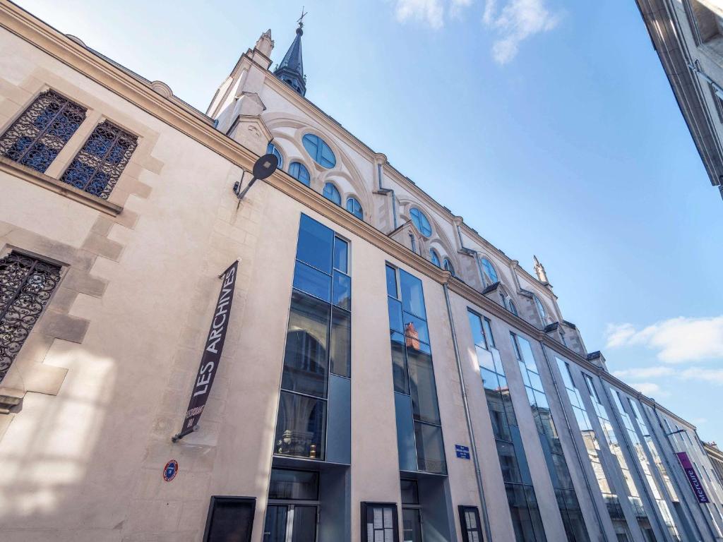 un edificio con ventanas de cristal en un lateral en Mercure Poitiers Centre en Poitiers