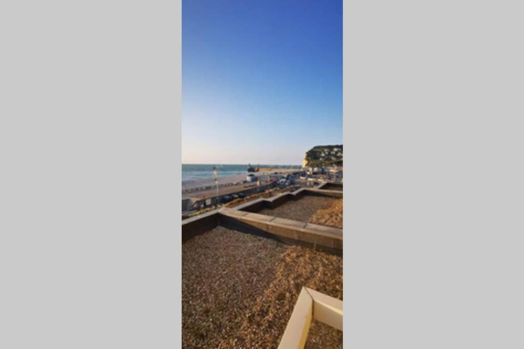 een uitzicht op het strand en de oceaan bij Idéal famille et couple , vue mer residence calme in Fécamp