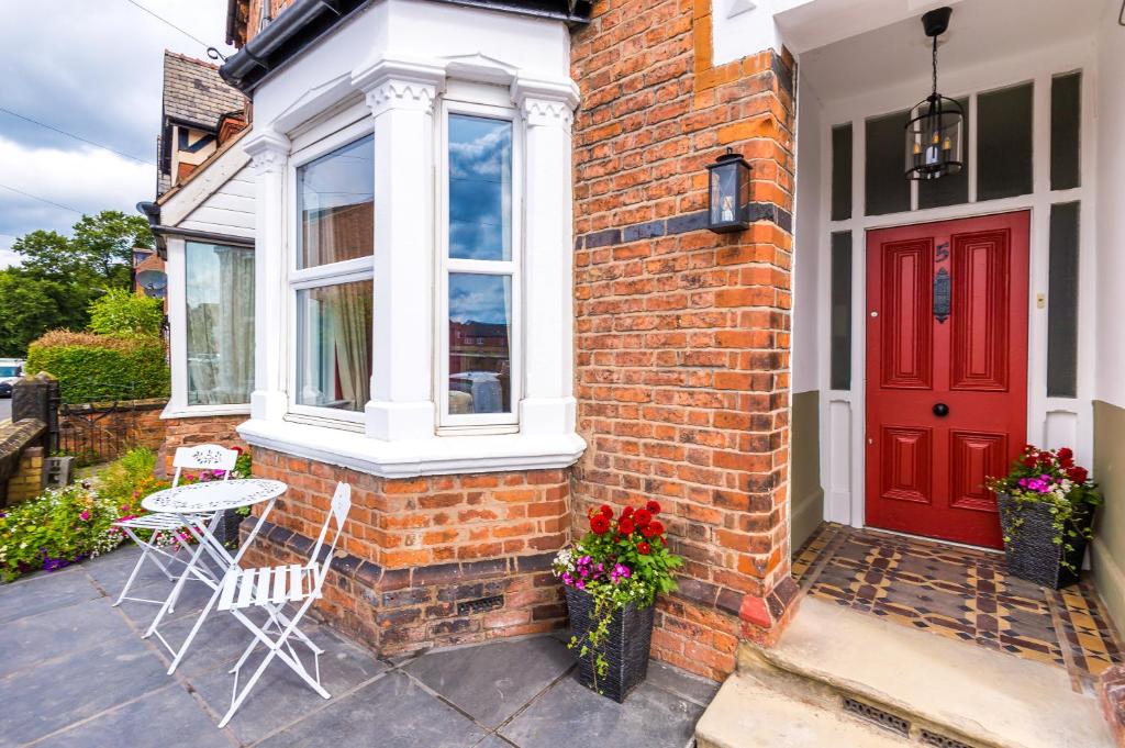 Chester Home for 8 with hot tub hire available.