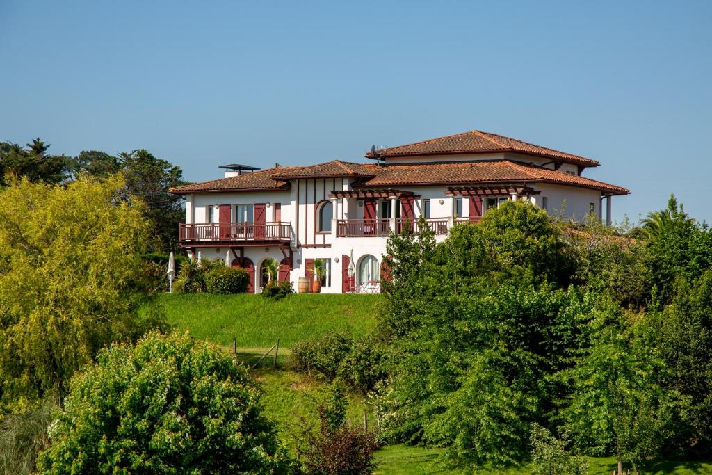 ein Haus auf einem Hügel mit Bäumen in der Unterkunft Villa ARGUIBEL in Guéthary