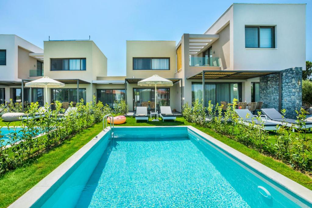 un'immagine di una casa con piscina di Dionisos Luxury Villas a Pefkohori
