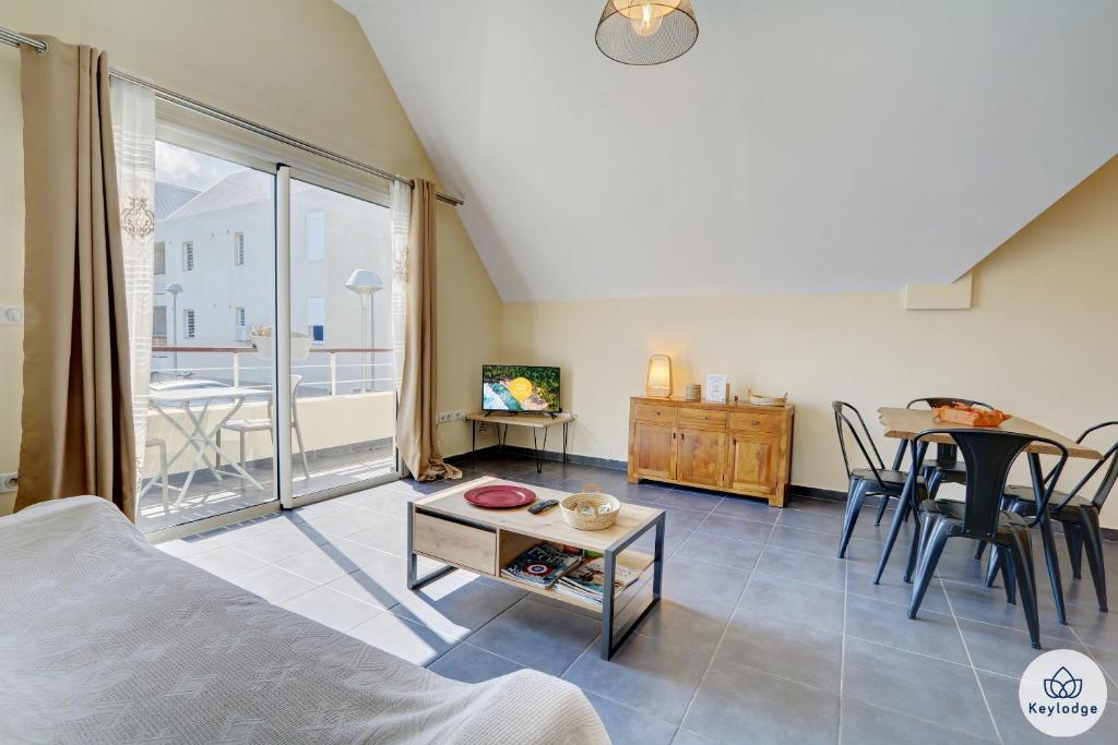 a room with a bed and a table and a dining room at T2 - Cantebazi 3 étoiles- plage de Saint-Leu in Saint-Leu