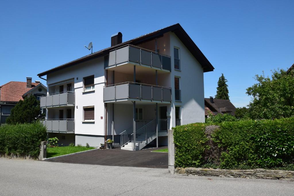 um edifício branco com varandas ao lado em Schottar FeWo MG 07 em Dornbirn