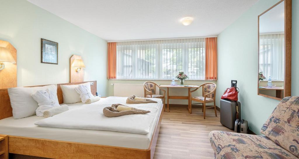 um quarto de hotel com uma cama e uma mesa em Hotel Thüringenschanze em Oberhof