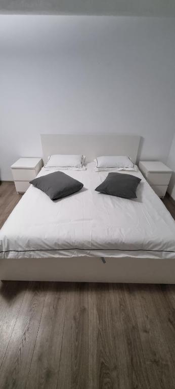 Un pat sau paturi într-o cameră la Apartament L & L