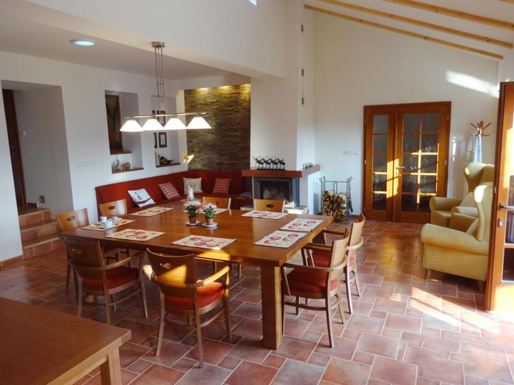 comedor y sala de estar con mesa y sillas en Apartmánový dům Bobrůvka, en Bobrŭvka