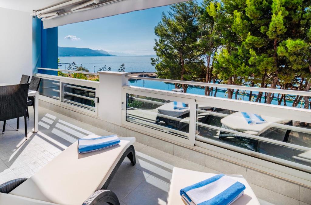 einen Balkon mit Blick auf das Wasser in der Unterkunft Hermosa Luxury Apartment in Split