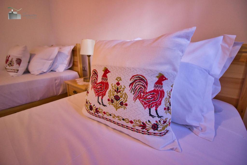 Postel nebo postele na pokoji v ubytování Argyropolis Boutique Hotel
