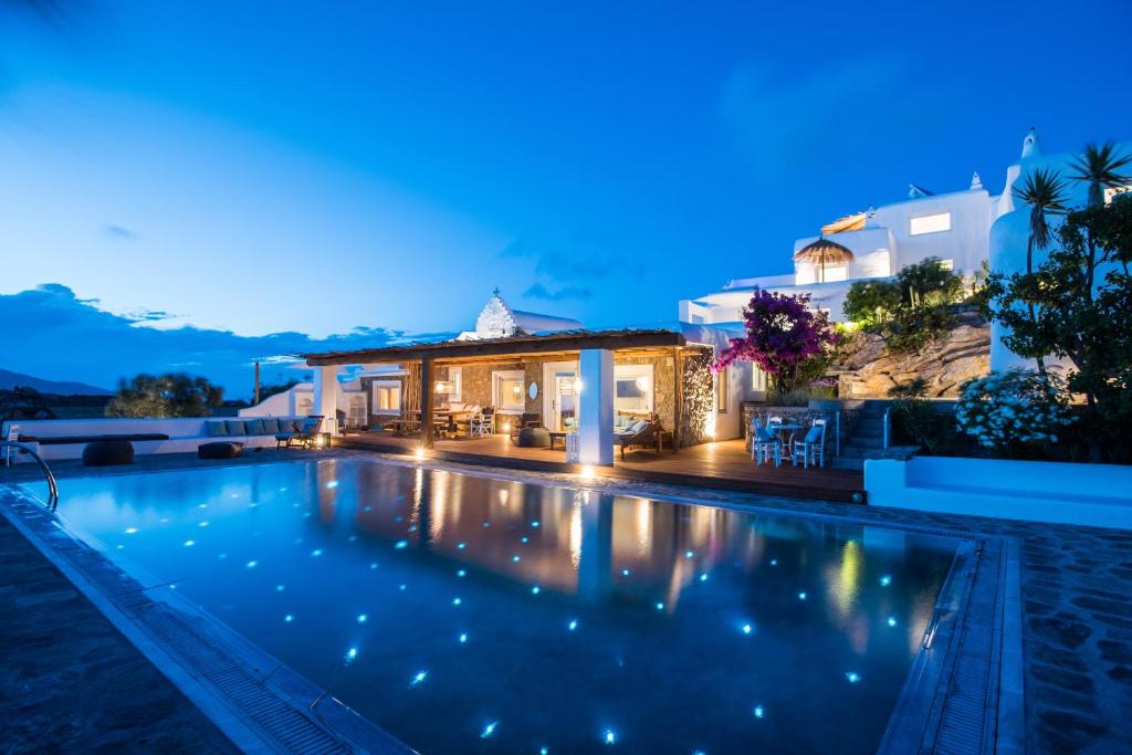 una villa con piscina di notte di 9 Islands Suites Mykonos a Mykonos Città