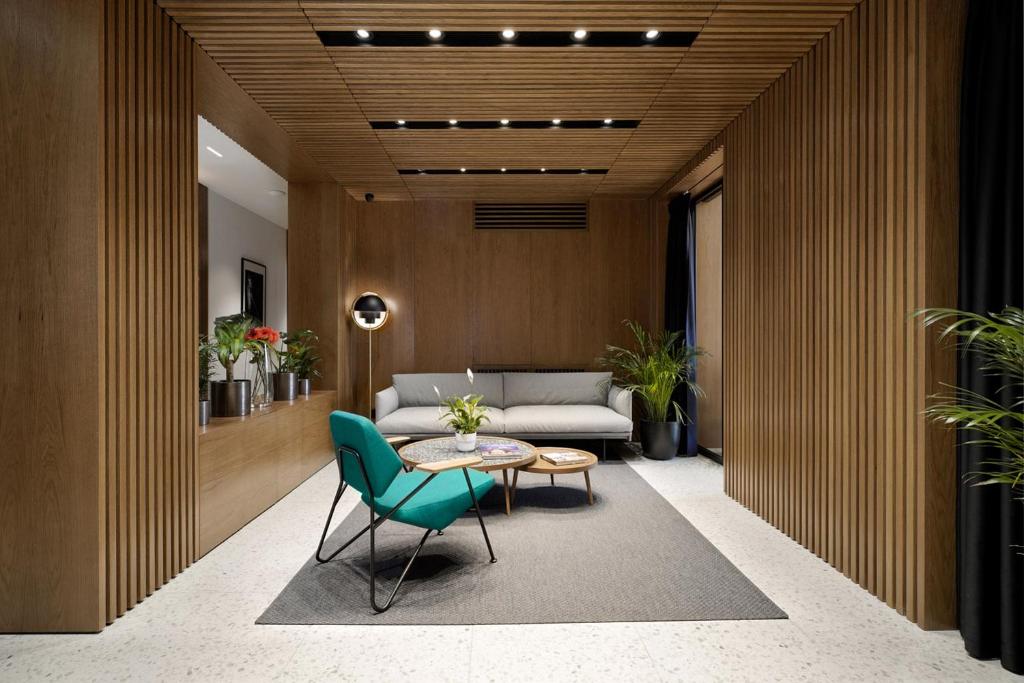 ベオグラードにあるDominic Smart & Luxury Suites - Editionのリビングルーム(ソファ、テーブル付)