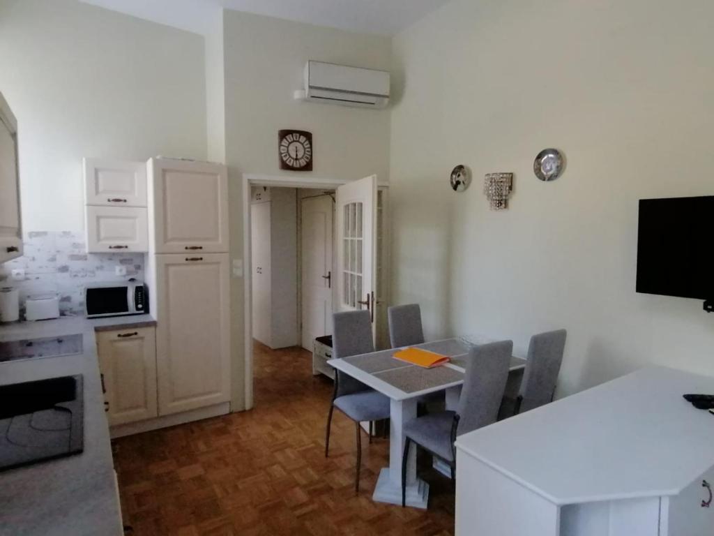 a kitchen and dining room with a table and chairs at Vila Rogashka One Bedroom Apartment in Rogaška Slatina