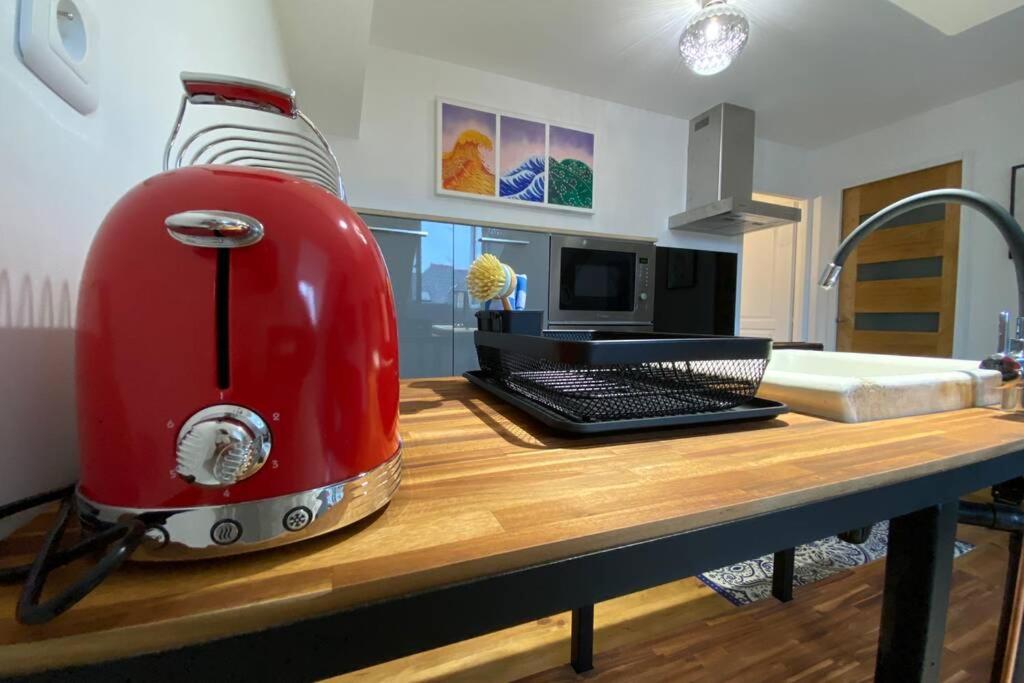 una tostadora roja sobre una mesa en Brive centre, superb appartement en face du Marché Primé, en Brive-la-Gaillarde