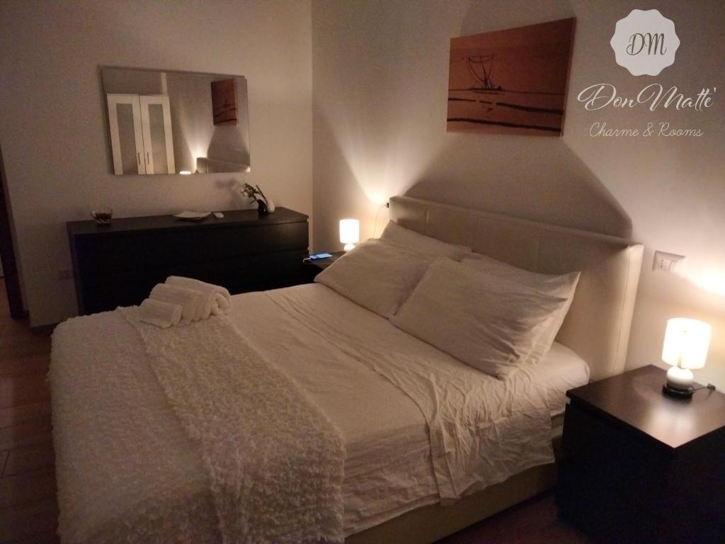 Postel nebo postele na pokoji v ubytování DonMattè - Charme & Rooms