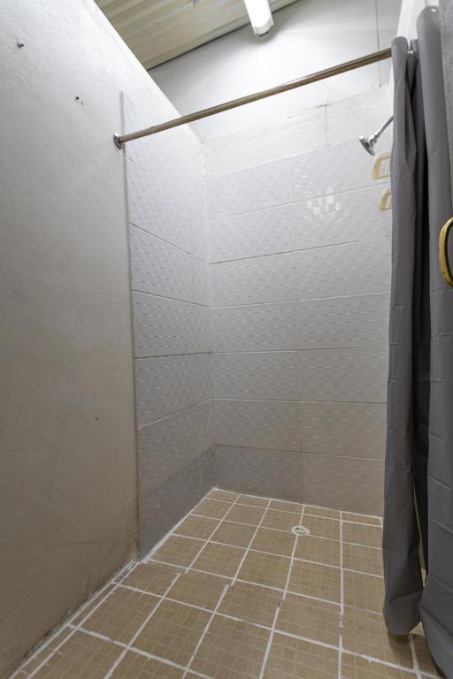 Uma casa de banho em Hostel the pod 33