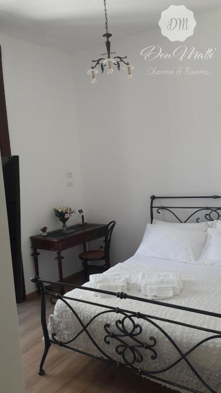 Postel nebo postele na pokoji v ubytování DonMattè - Charme & Rooms