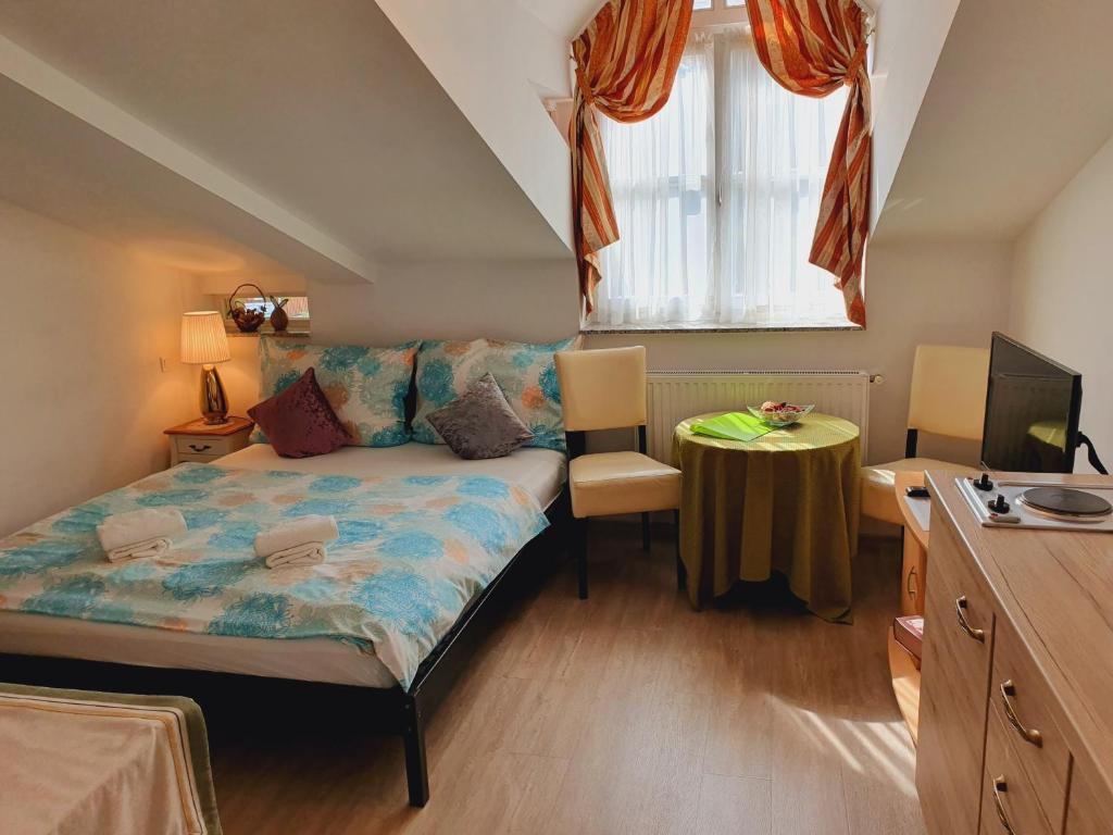 Posteľ alebo postele v izbe v ubytovaní Karmelita Boutique Apartman