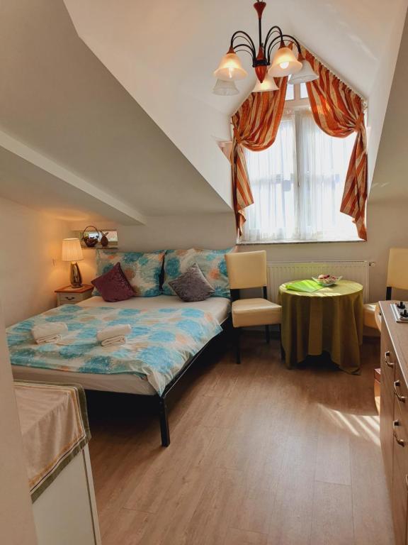 Karmelita Boutique Apartman - Apartment With Garden View