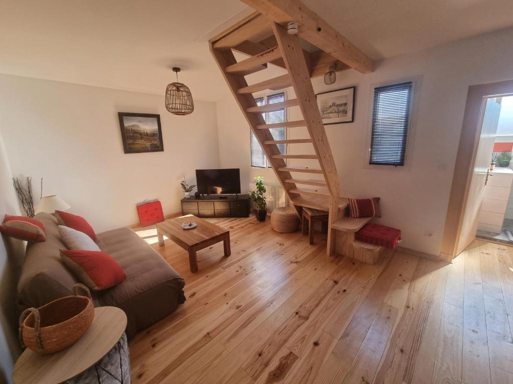 sala de estar con sofá y escalera en Le Crocolion en Arès