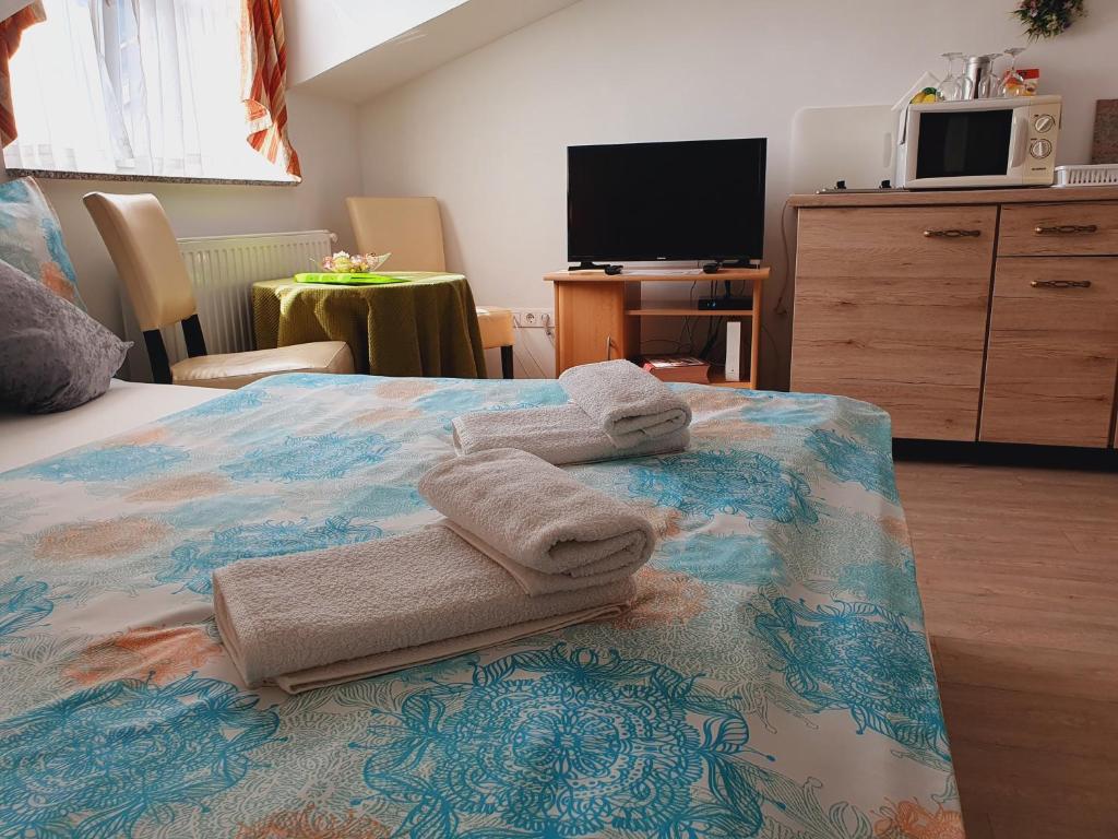 Posteľ alebo postele v izbe v ubytovaní Karmelita Boutique Apartman