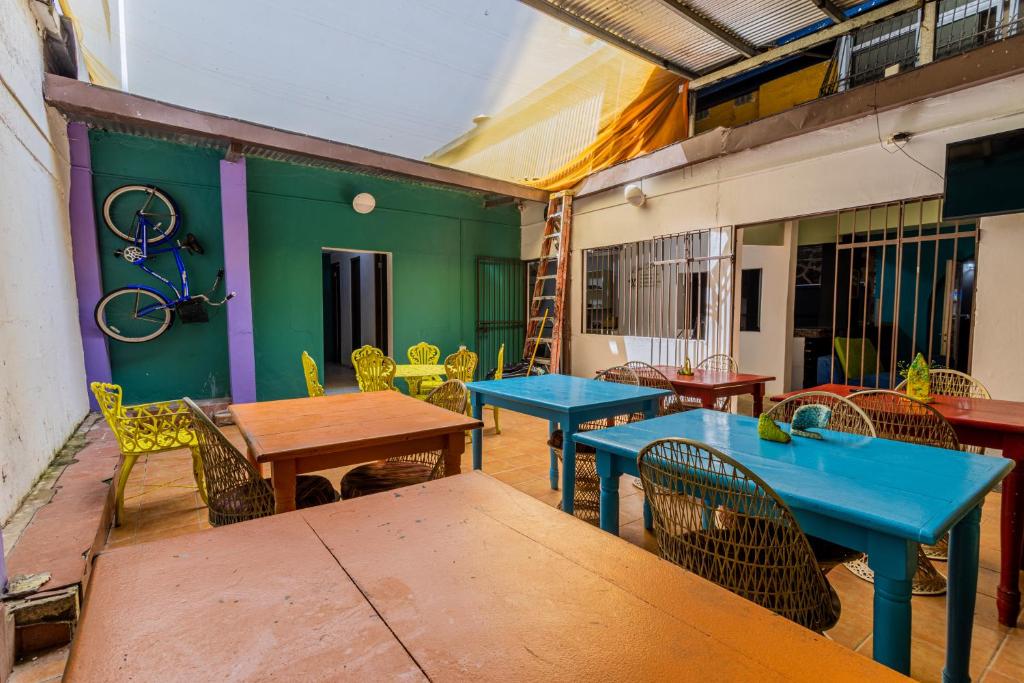 Um restaurante ou outro lugar para comer em Hostel the pod 33