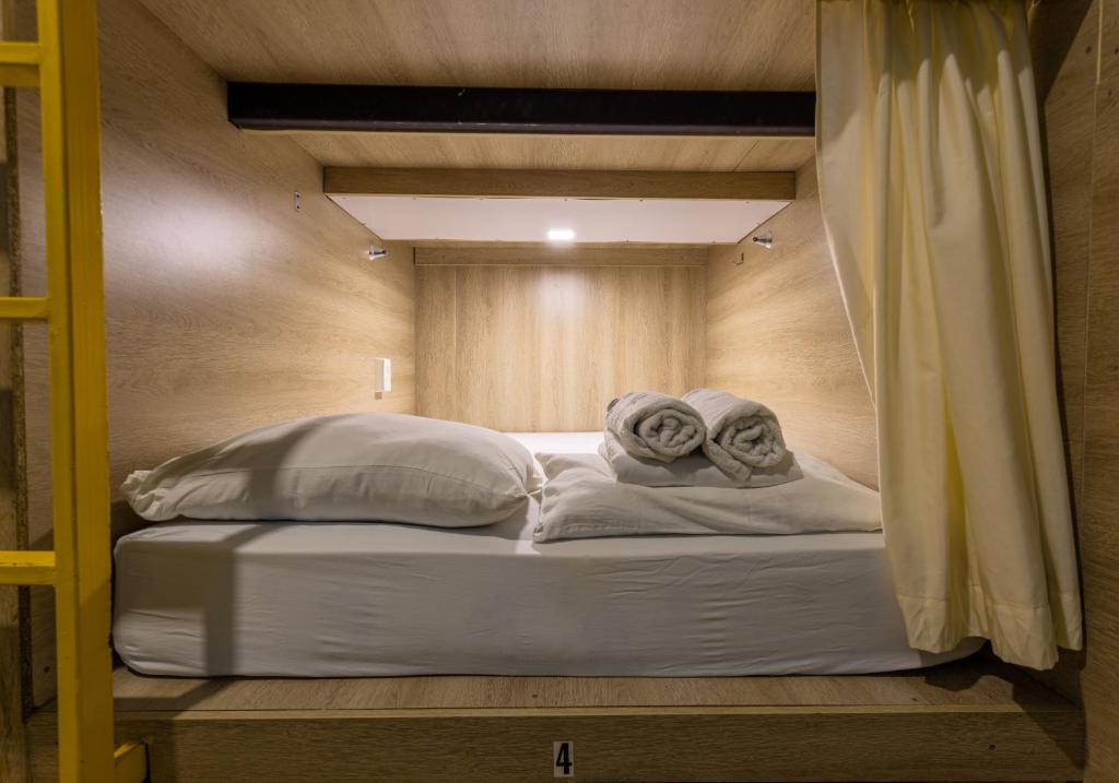 Uma cama ou camas num quarto em Hostel the pod 33