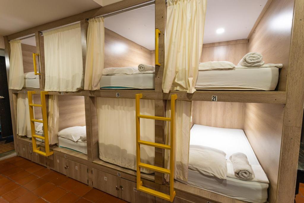 Uma ou mais camas em beliche num quarto em Hostel the pod 33