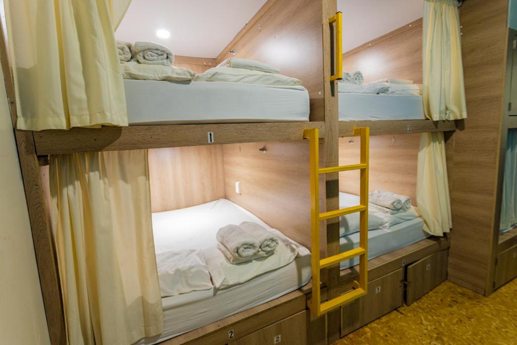 Uma cama ou camas num quarto em Hostel the pod 33