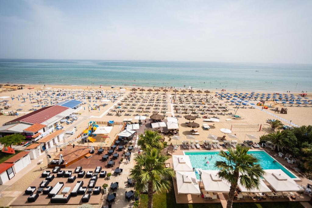 una vista aerea su una spiaggia con ombrelloni e sull'oceano di Hotel Abruzzo Marina a Silvi Marina
