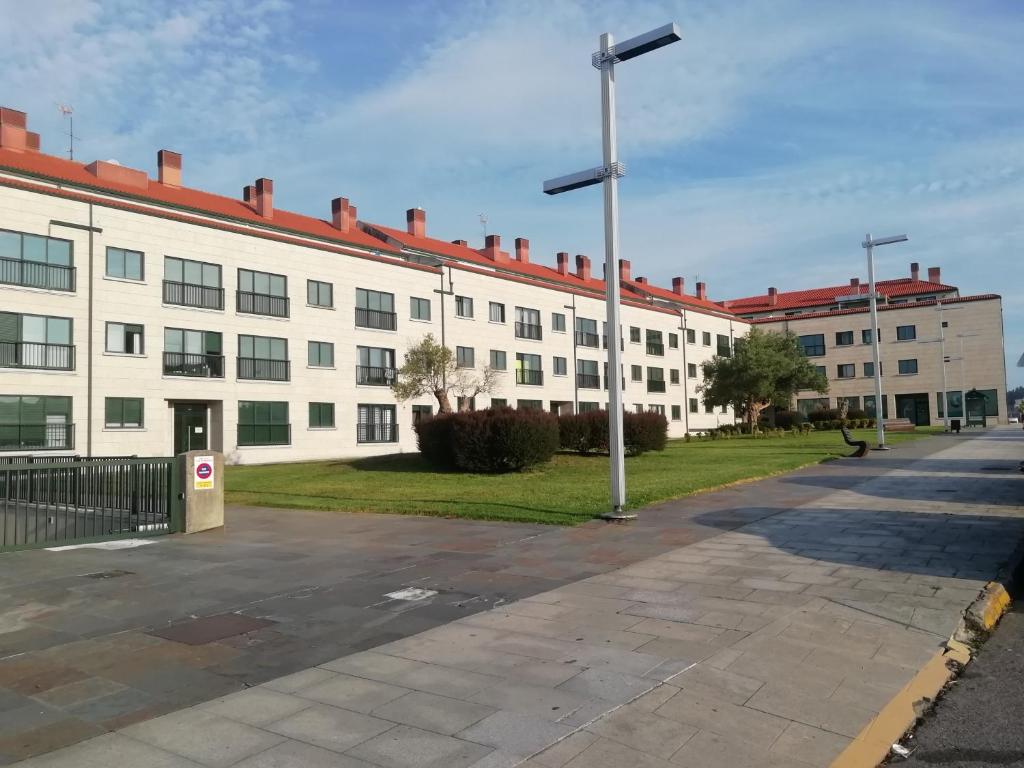 ein leerer Parkplatz vor einem Gebäude in der Unterkunft PISO COLLAZO in A Illa de Arousa