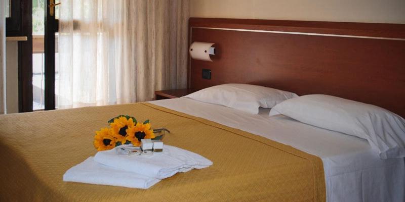 Łóżko lub łóżka w pokoju w obiekcie Hotel Derby
