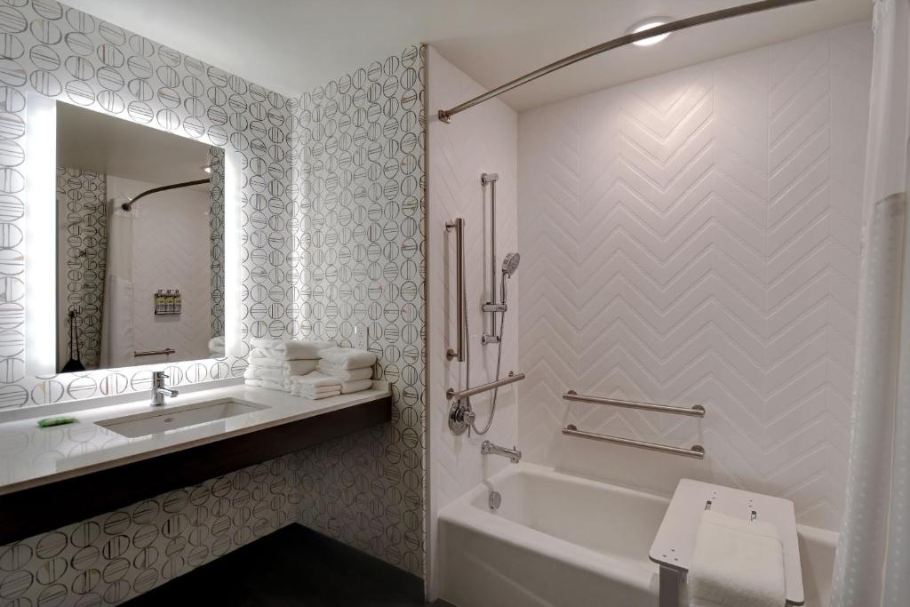 Holiday Inn - Erie, an IHG Hotel - 