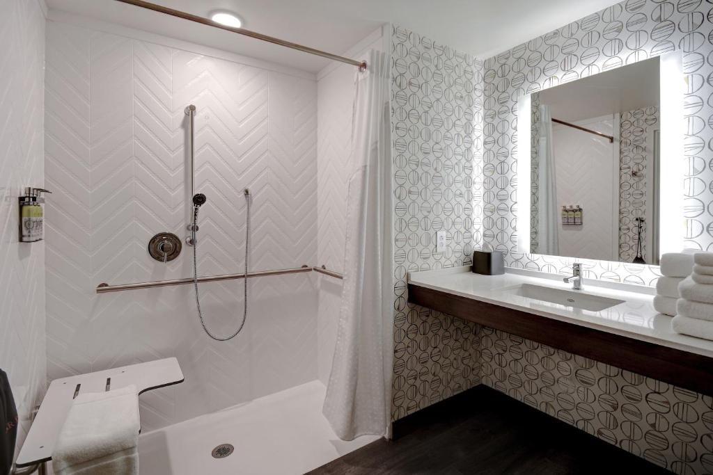 Holiday Inn - Erie, an IHG Hotel - 