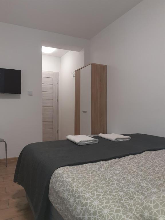 Posteľ alebo postele v izbe v ubytovaní APARTAMENTY CENTRUM PIŁSUDSKIEGO
