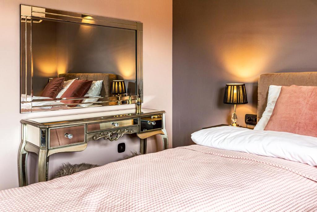 H&G Boutique Apartments - Chambre Triple Avec Terrasse