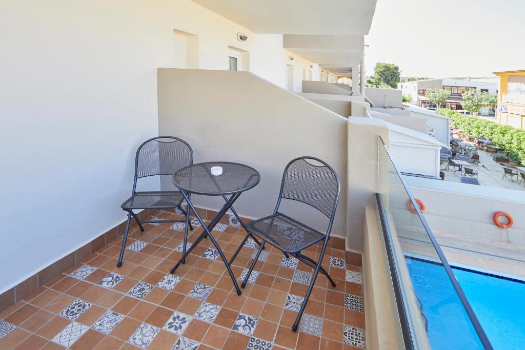 Bazén v ubytování Nura Santa Ponsa & Spa nebo v jeho okolí