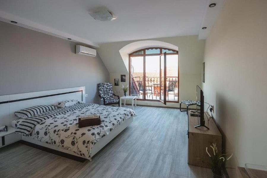 Postel nebo postele na pokoji v ubytování Victoria Hotel Rooms & Victoria Apartment Veliko Tarnovo